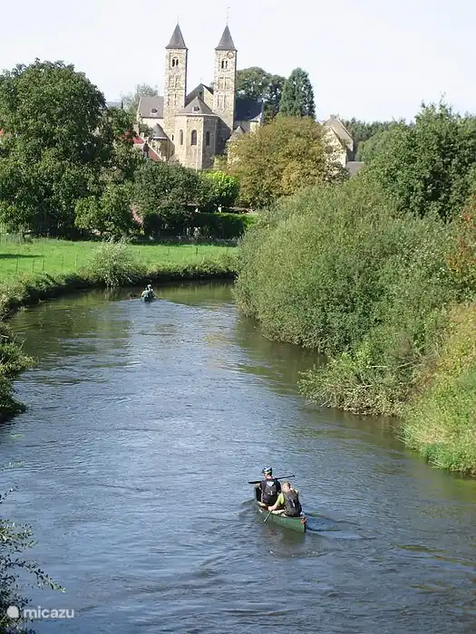 Die Roer mit einer vermietbaren Kanu stromabwärts gute Navigation auf Vlodrop nach Roermond. Hier, im Hintergrund die Abtei von Sint Odilienberg. Reservierungen bei Boerderijhoeve Schurenhof, tel.: 0475 – 403393