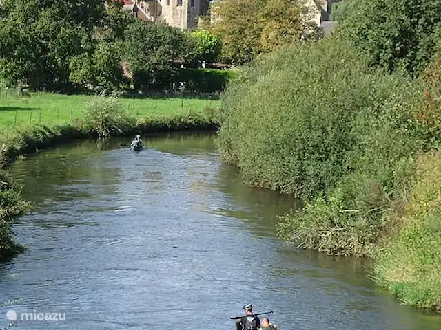 La maison des PTT | Pays-Bas, Limbourg, Roerdalen - maison de vacances Avec un canoë de location, le Roer est facile à naviguer en aval de Vlodrop à Roermond. Ici avec l'abbaye de Sint Odiliënberg en arrière-plan. Réservations via la ferme Schurenhof, tél. : 0475 – 403393