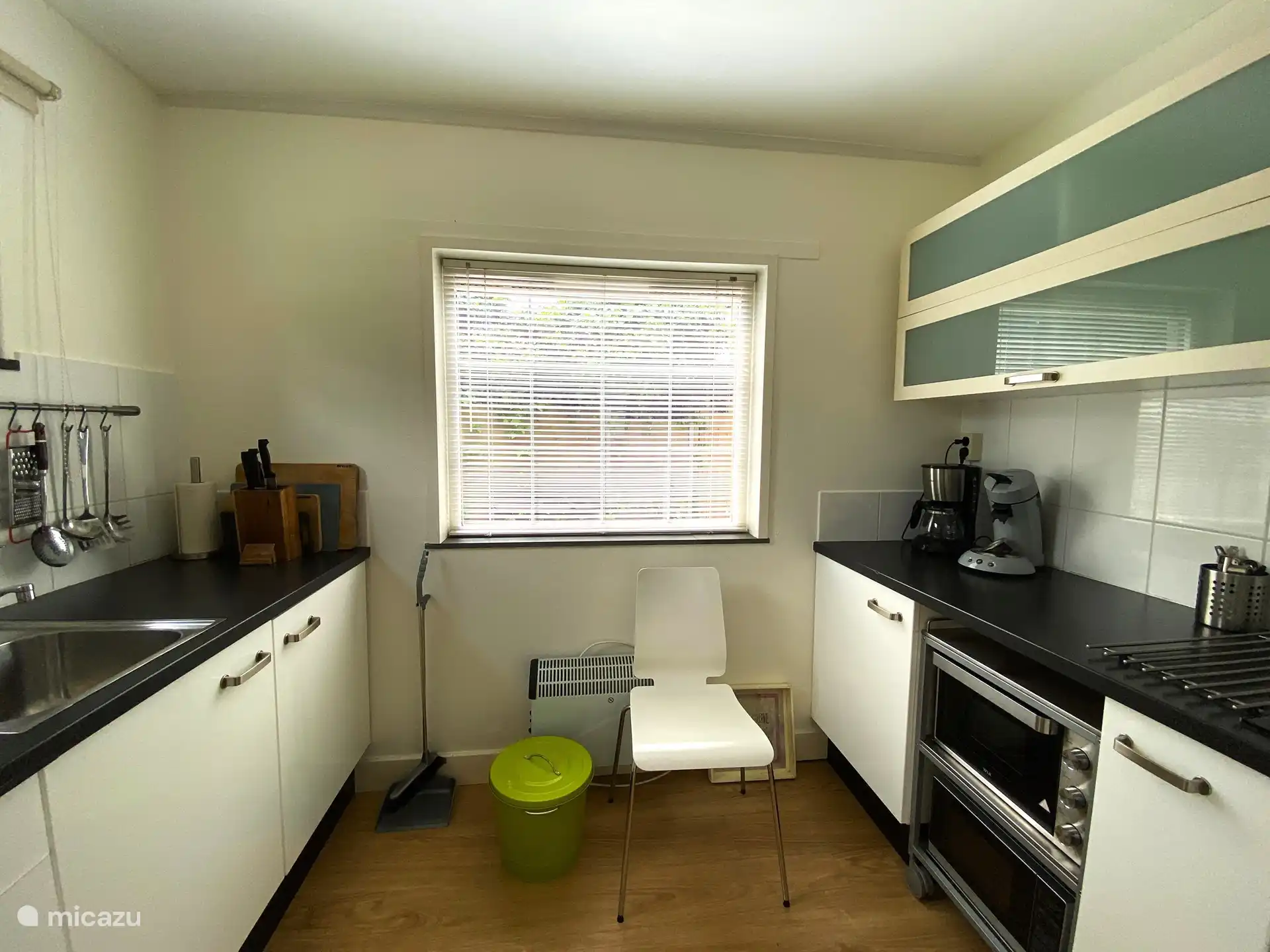 die Küche mit 2 Arten von Kaffeemaschinen, Wasserkocher, Cerankochfeld, Backofen und Mikrowelle