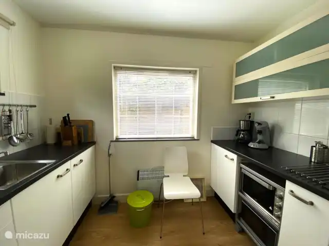 La maison des PTT | Pays-Bas, Limbourg, Roerdalen - maison de vacances la cuisine avec 2 types de cafetières, bouilloire, plaque vitrocéramique, four et micro-ondes
