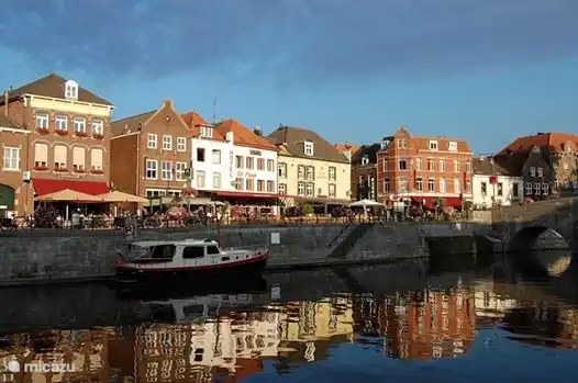 Die Mündung der Ruhr in Roermond mit Terrassen auf dem Kai.