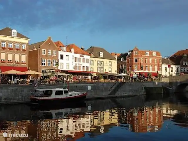 La maison des PTT | Pays-Bas, Limbourg, Roerdalen - maison de vacances L'embouchure de la Roer à Roermond avec des terrasses cosy à quai.