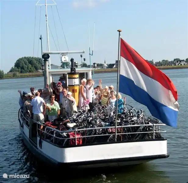 Über den Maasplassen gibt es viele Fuß- und Fahrradquellen, darunter das weiße Stadt Thorn