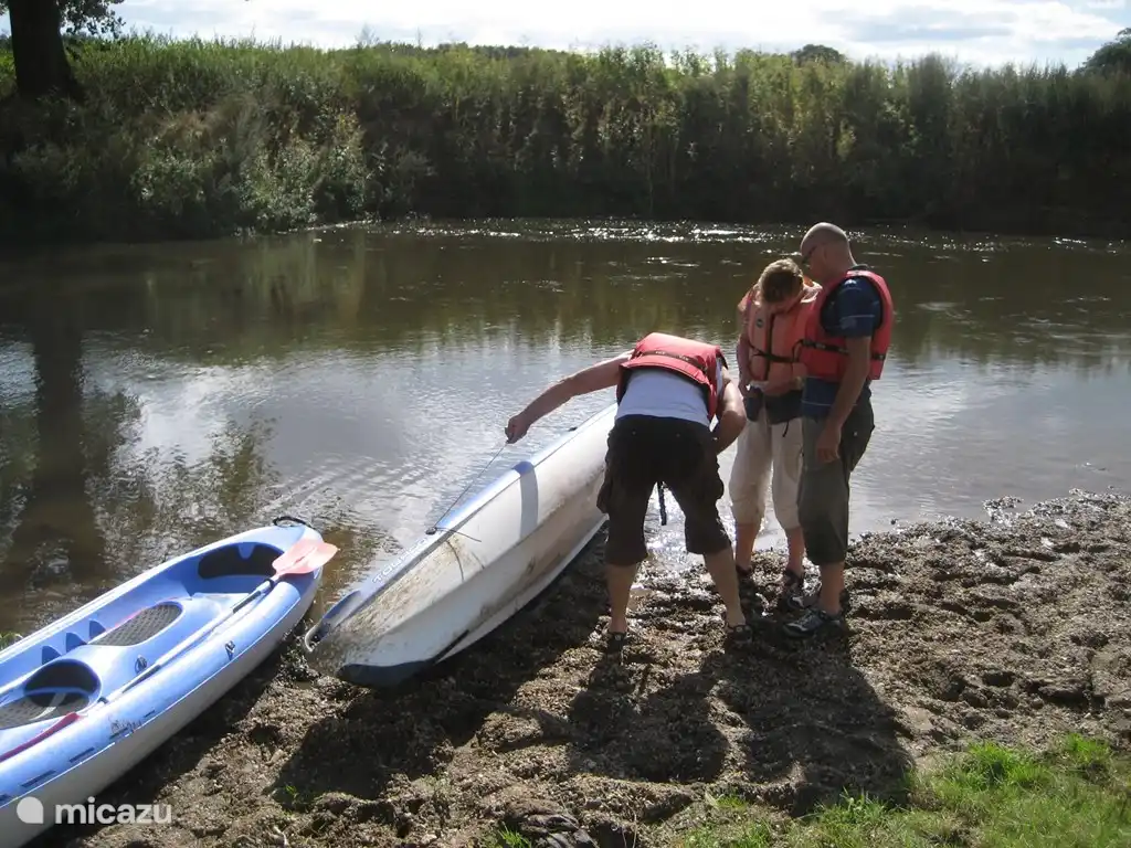 Kanutour auf dem Fluss de Roer von Vlodrop nach Roermond. Reservierungen über Boerderijhoeve Schurenhof, Tel. 0475 - 403393