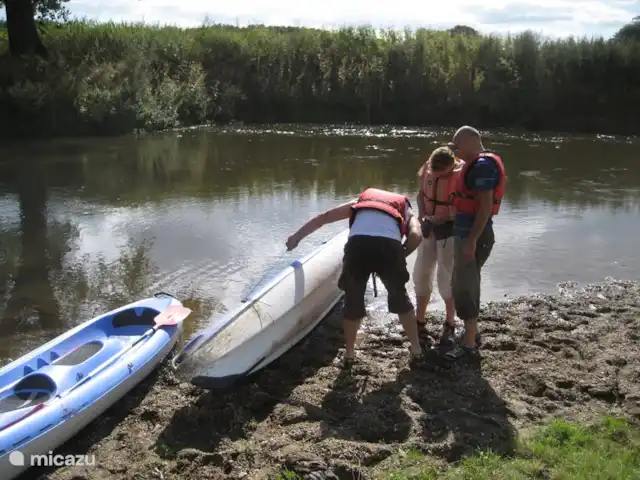 La maison des PTT | Pays-Bas, Limbourg, Roerdalen - maison de vacances Excursion en canoë sur la rivière qui coule le Roer de Vlodrop à Roermond. Réservations via la ferme Schurenhof, tél. : 0475 – 403393