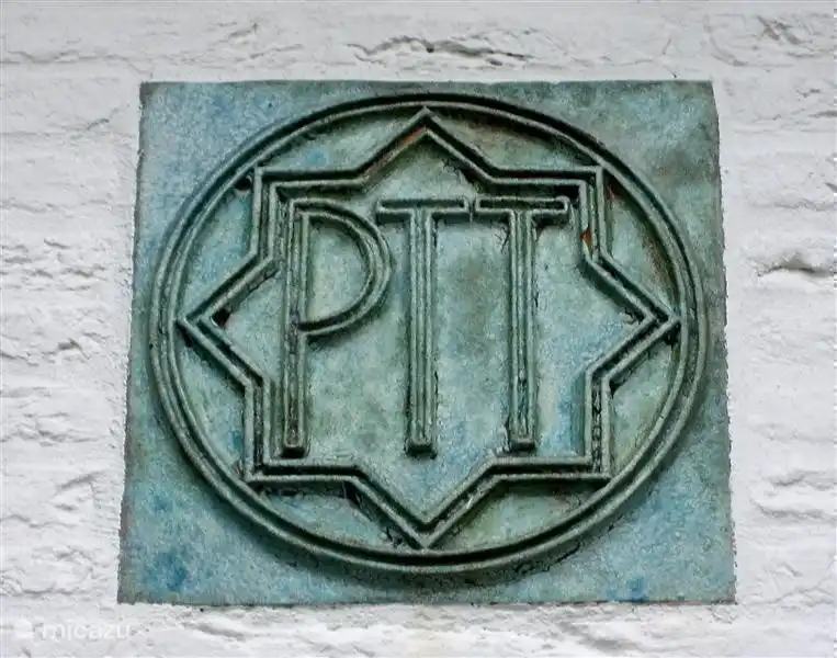 Die alte Kupfer PTT logo Platte über der Tür erinnert an die frühere Nutzung als Telefon.