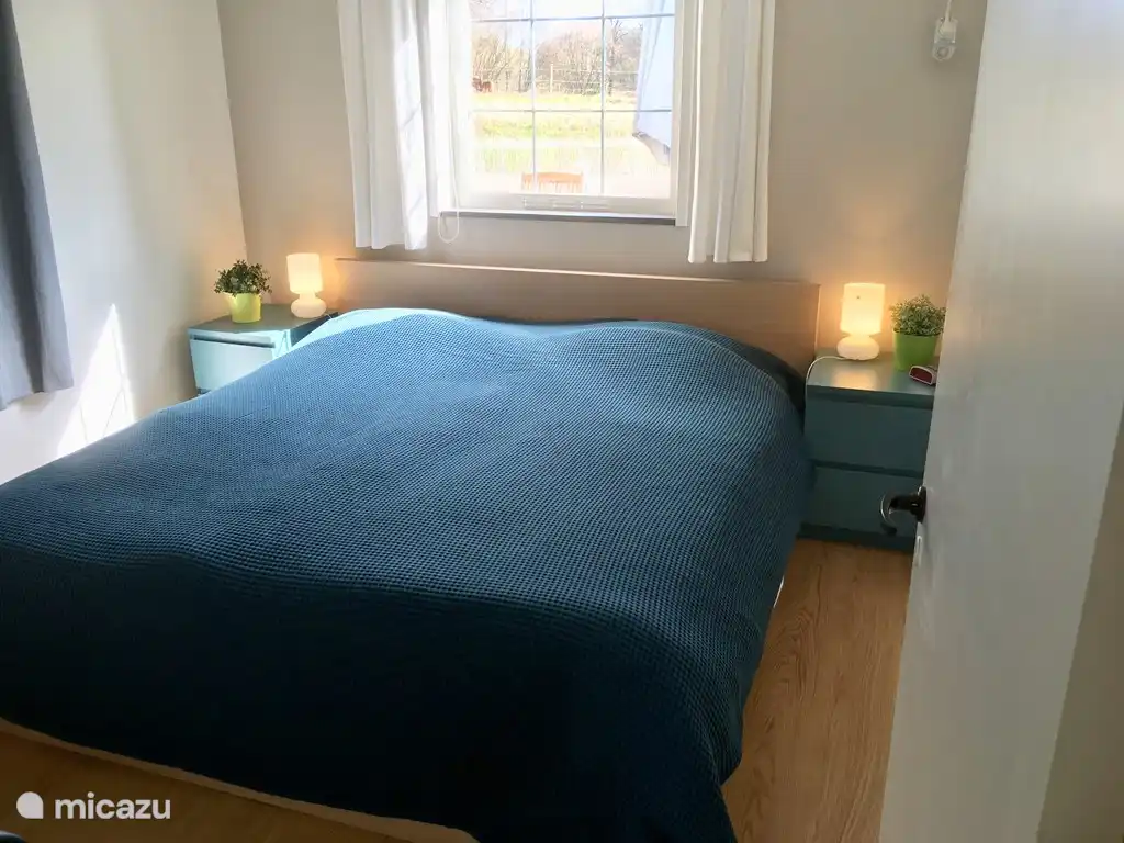 Schlafzimmer im Erdgeschoss, Doppelbett mit 2 Matratzen und 2 Wolldecken