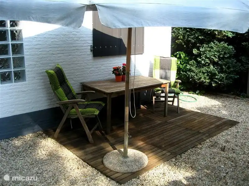 ... und eine Terrasse vor dem Haus mit Nachmittagssonne