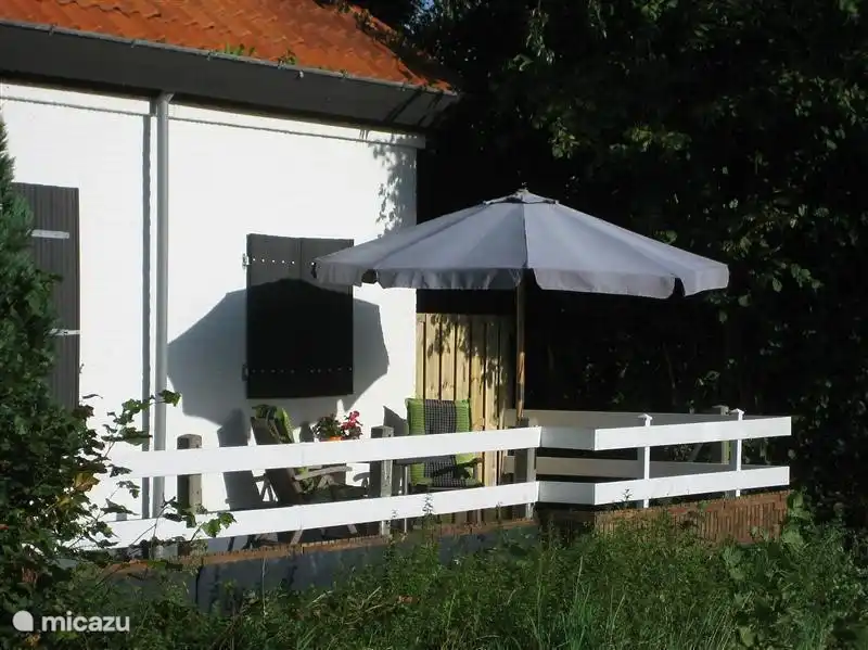 Terrasse auf der Rückseite & Seiten des Hauses.