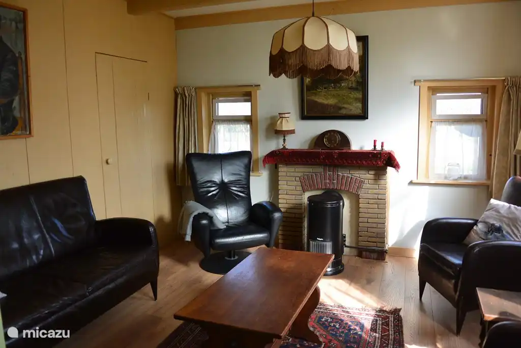 gemütliches Wohnzimmer mit einem Bettgestell.