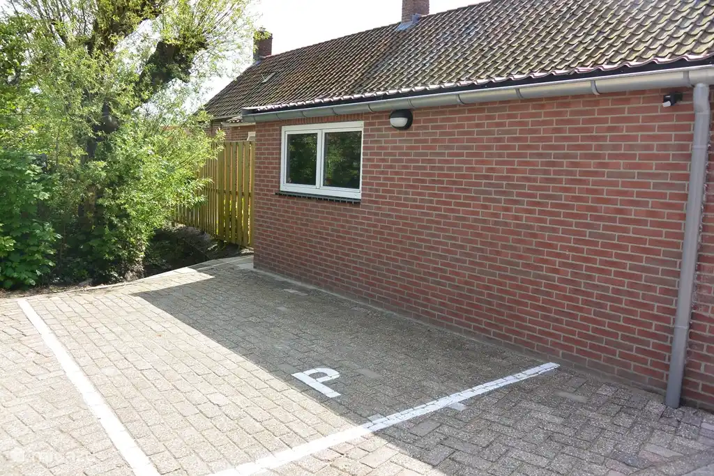 Ein privater Parkplatz neben dem Haus.