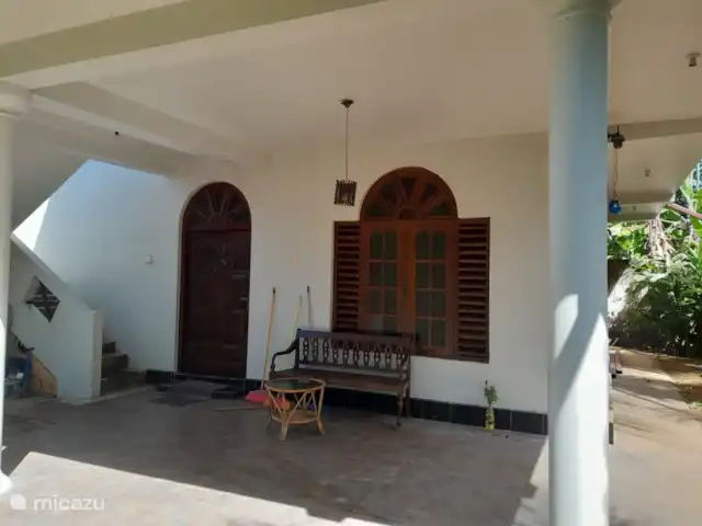 Location de Vacances Sri Lanka, Sud, Habaraduwa, bungalow - Susabanda Le rez-de-chaussée où vous pouvez également vous asseoir confortablement. Avec vue sur le jardin.