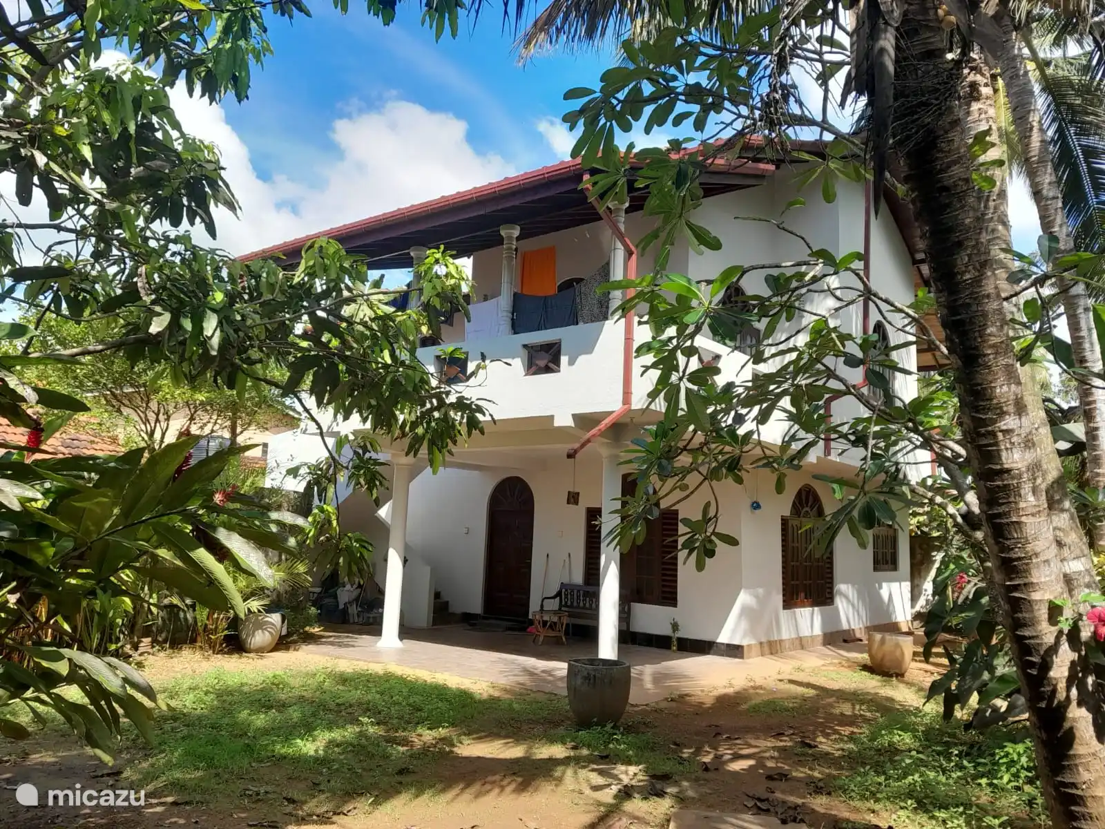 Blick auf das Haus, vom Eingangstor aus gesehen.