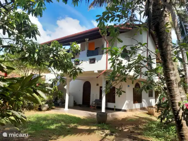 Location de Vacances Sri Lanka, Sud, Habaraduwa, bungalow - Susabanda Vue de la maison, vue depuis le portail d’entrée.