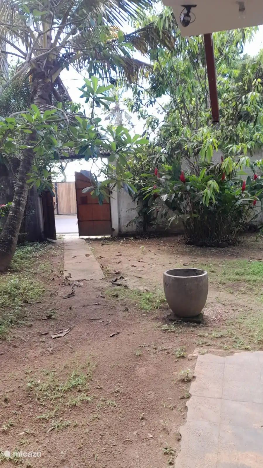 Vom Tor aus können Sie direkt zur Straße gehen. Auf der anderen Straßenseite befindet sich das Meer und der Strand.
