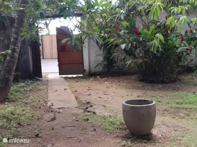 Location de Vacances Sri Lanka, Sud, Habaraduwa, bungalow - Susabanda Depuis la porte, vous pouvez marcher directement jusqu’à la route. De l’autre côté de la route, il y a la mer et la plage.