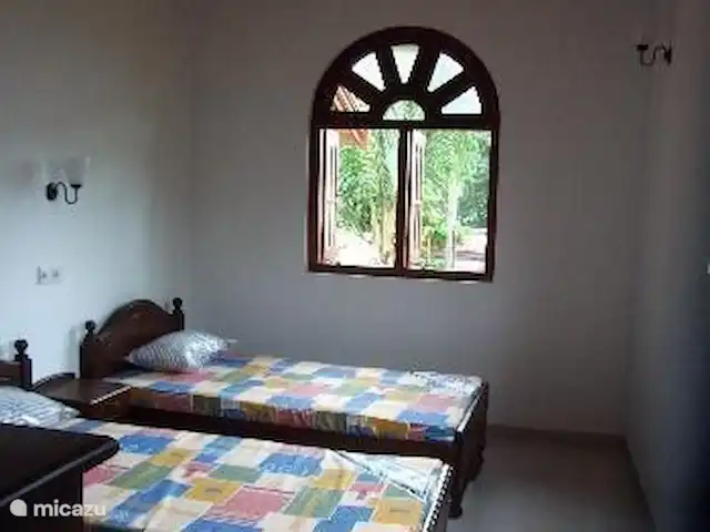 Location de Vacances Sri Lanka, Sud, Habaraduwa, bungalow - Susabanda C’est la chambre avec les 2 pièces de lits simples. La chambre dispose d’un ventilateur et d’une moustiquaire.