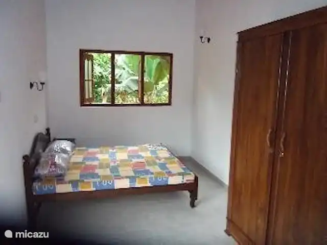 Location de Vacances Sri Lanka, Sud, Habaraduwa, bungalow - Susabanda Il s’agit de la chambre qui est équipée d’un lit pour 2 personnes. À côté de la chambre, il y a une douche/toilettes.