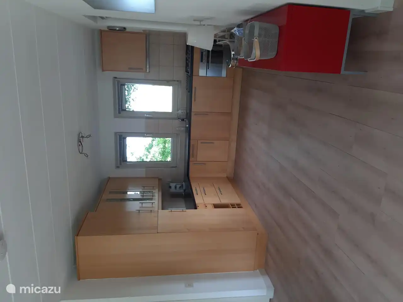 Moderne Küche mit Backofen / Mikrowelle, 4-Flammen-Herd, Geschirrspüler, Kühlschrank mit Gefrierfach.