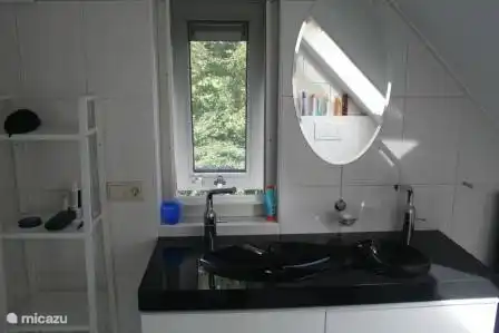 Badezimmer auf dem Boden.