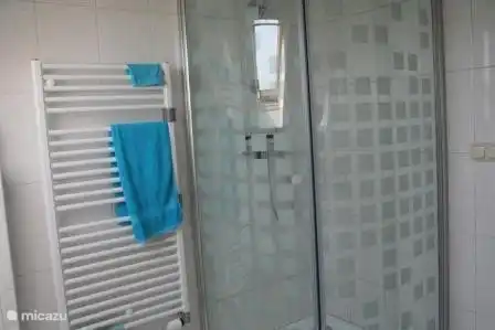 Große Dusche im Bad im Obergeschoss.