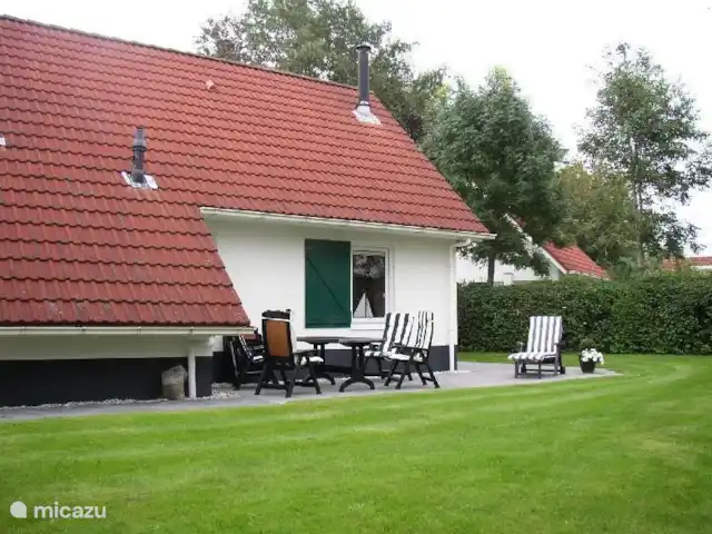vista al campo en Países Bajos, Frise, Sint Nicolaasga - casa vacacional Amplia terraza orientada al oeste.