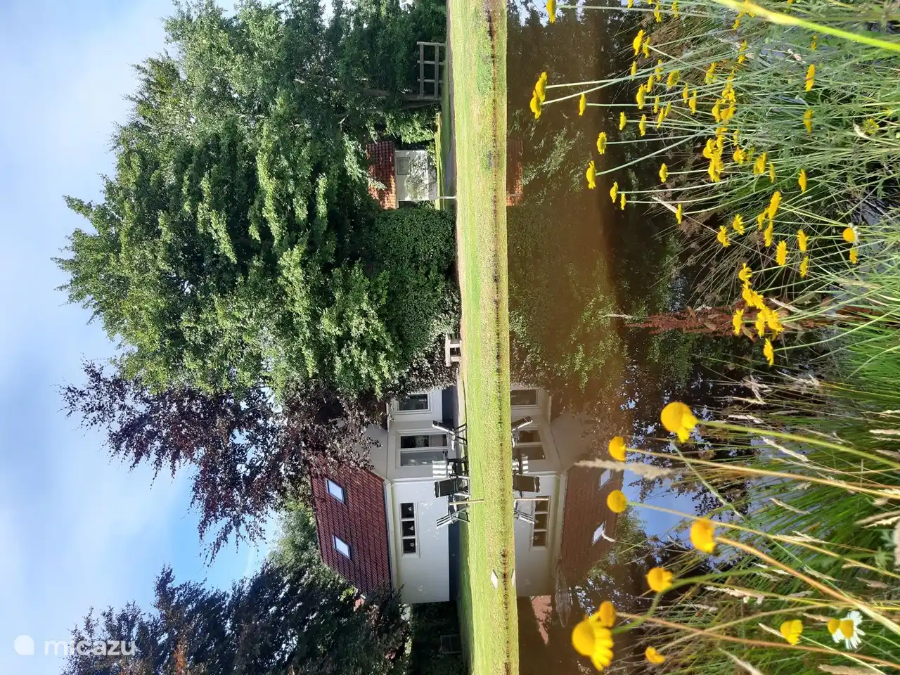 Terrasse im Osten entlang des Kanals.