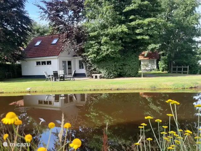 vista al campo en Países Bajos, Frise, Sint Nicolaasga - casa vacacional Terraza en el este a lo largo del canal.