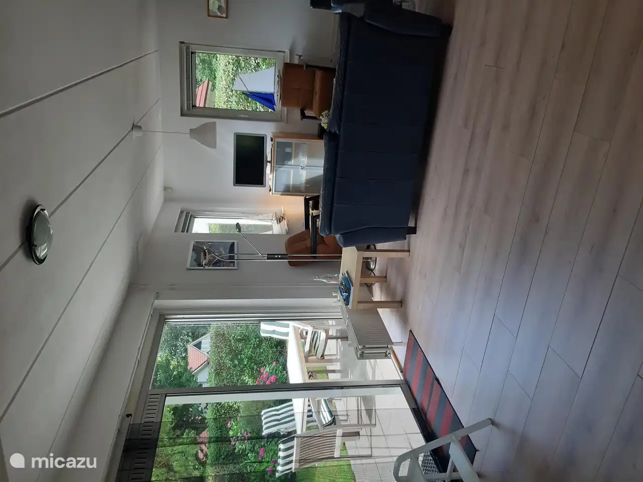 Sitzbereich. Die Sitzecke verfügt über einen LCD-TV (82 cm).