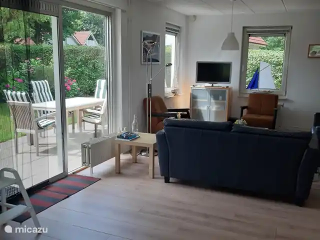 vista al campo en Países Bajos, Frise, Sint Nicolaasga - casa vacacional El area de espera. La zona de estar tiene un televisor LCD (82 cm).