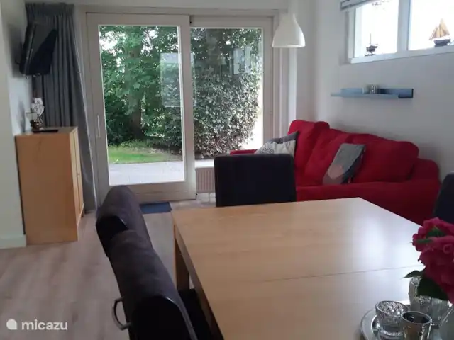 vista al campo en Países Bajos, Frise, Sint Nicolaasga - casa vacacional Sala de estar con sofá de tres plazas