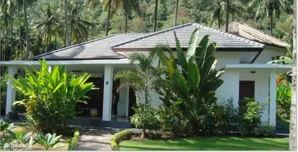 Aangezicht vanaf zwembad met huidige beplanting.