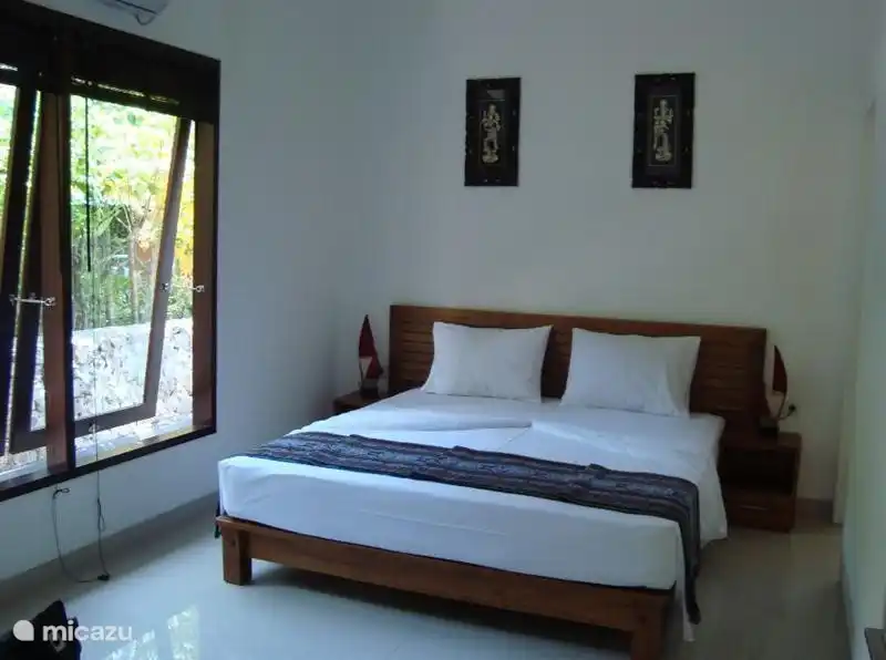 Slaapkamer 1 met toiletmeubel en grote inloopkast met kluisje en ruime badkamer.