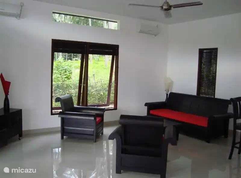 De grote woonkamer is voorzien van tv en dvd.