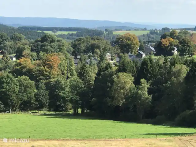 Maison de vacances familiale Gite Ardennais  | Belgique, Ardennes, Fraiture - maison de vacances Vue sur le village de Fraiture, dans un cadre verdoyant, prise depuis la piste de ski