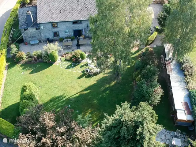 Maison de vacances familiale Gite Ardennais  | Belgique, Ardennes, Fraiture - maison de vacances Arrière de maison de vacances avec jardin entièrement clôturé, terrasse de 1250m2 et BBQ couvert
