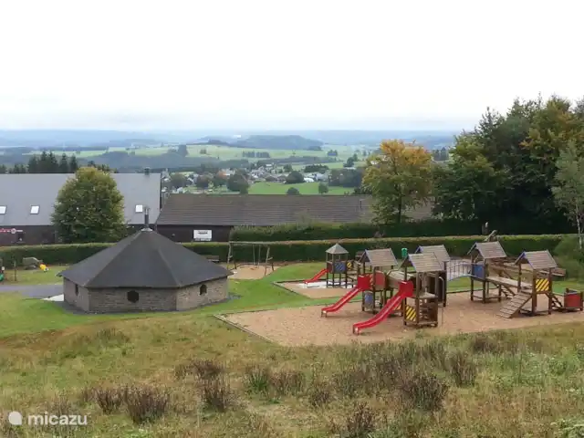 Maison de vacances familiale Gite Ardennais  | Belgique, Ardennes, Fraiture - maison de vacances Aire de jeux sur la piste de ski de la Baraque de Fraiture, à 1 km, si agréable et si proche du Gîte, accessible à pied ou en voiture, vous avez une vue sur Fraiture le village où vous séjournez.
