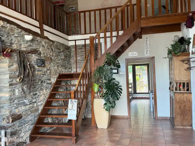 Maison de vacances familiale Gite Ardennais  | Belgique, Ardennes, Fraiture - maison de vacances L’entrée, le hall avec escalier jusqu’au sommet, les 6 chambres