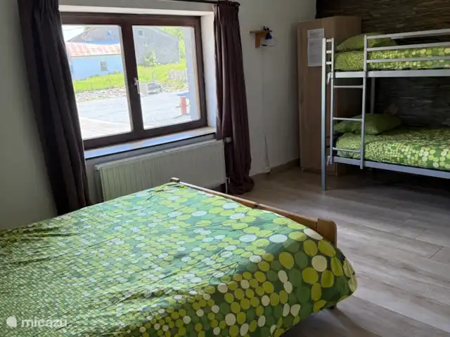 Maison de vacances familiale Gite Ardennais  | Belgique, Ardennes, Fraiture - maison de vacances Chambre 4 personnes avec lit 2 personnes + lits superposés.
Salle de bain avec douche à l’italienne / lavabo / WC