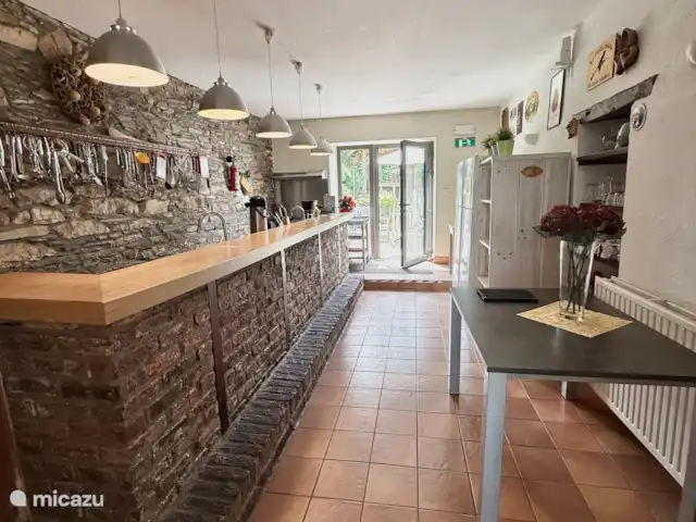 Maison de vacances familiale Gite Ardennais  | Belgique, Ardennes, Fraiture - maison de vacances Cuisine avec bar confortable + 2 x grands réfrigérateurs avec compartiment congélateur adjacent au jardin