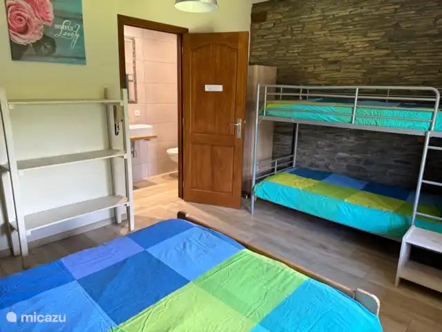 Maison de vacances familiale Gite Ardennais  | Belgique, Ardennes, Fraiture - maison de vacances Chambre 4 personnes avec lit 2 personnes + lit superposé
Salle de bain avec douche / lavabo / WC