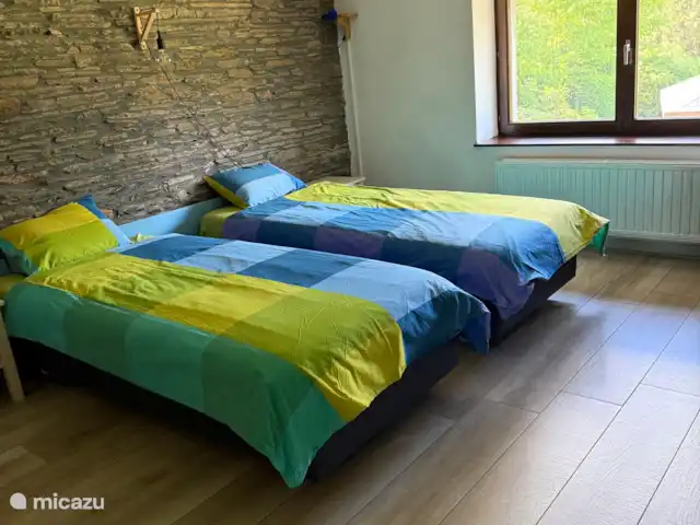 Maison de vacances familiale Gite Ardennais  | Belgique, Ardennes, Fraiture - maison de vacances Chambre 2 pers avec 2 lits à sommier tapissier 1 personne de 210 de long
Salle de bain avec douche / lavabo / WC