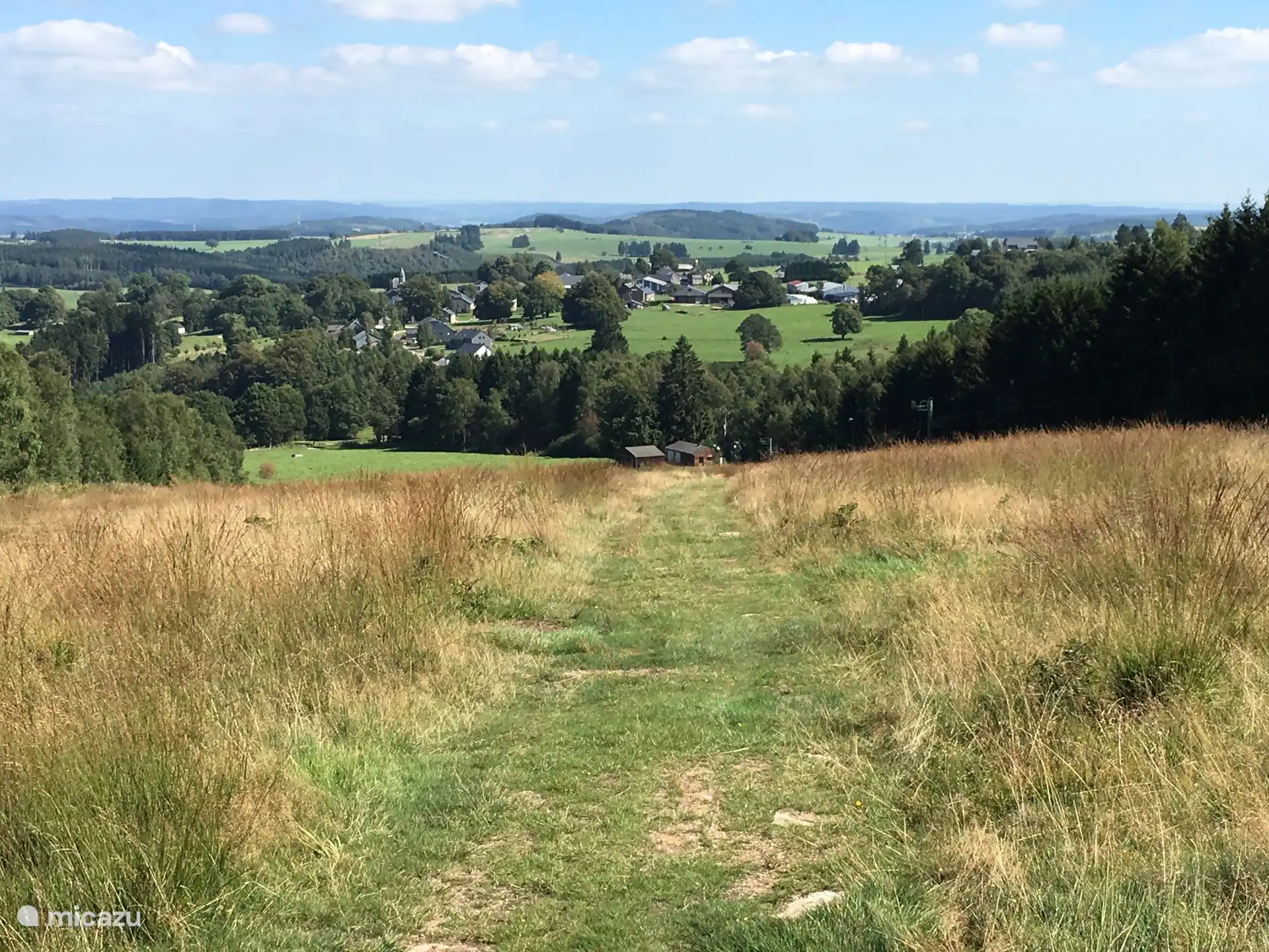 Prachtig uitzicht vanaf de skipiste Baraque Fraiture op dorpje Fraiture, waar Gite Ardennais is gelegen.