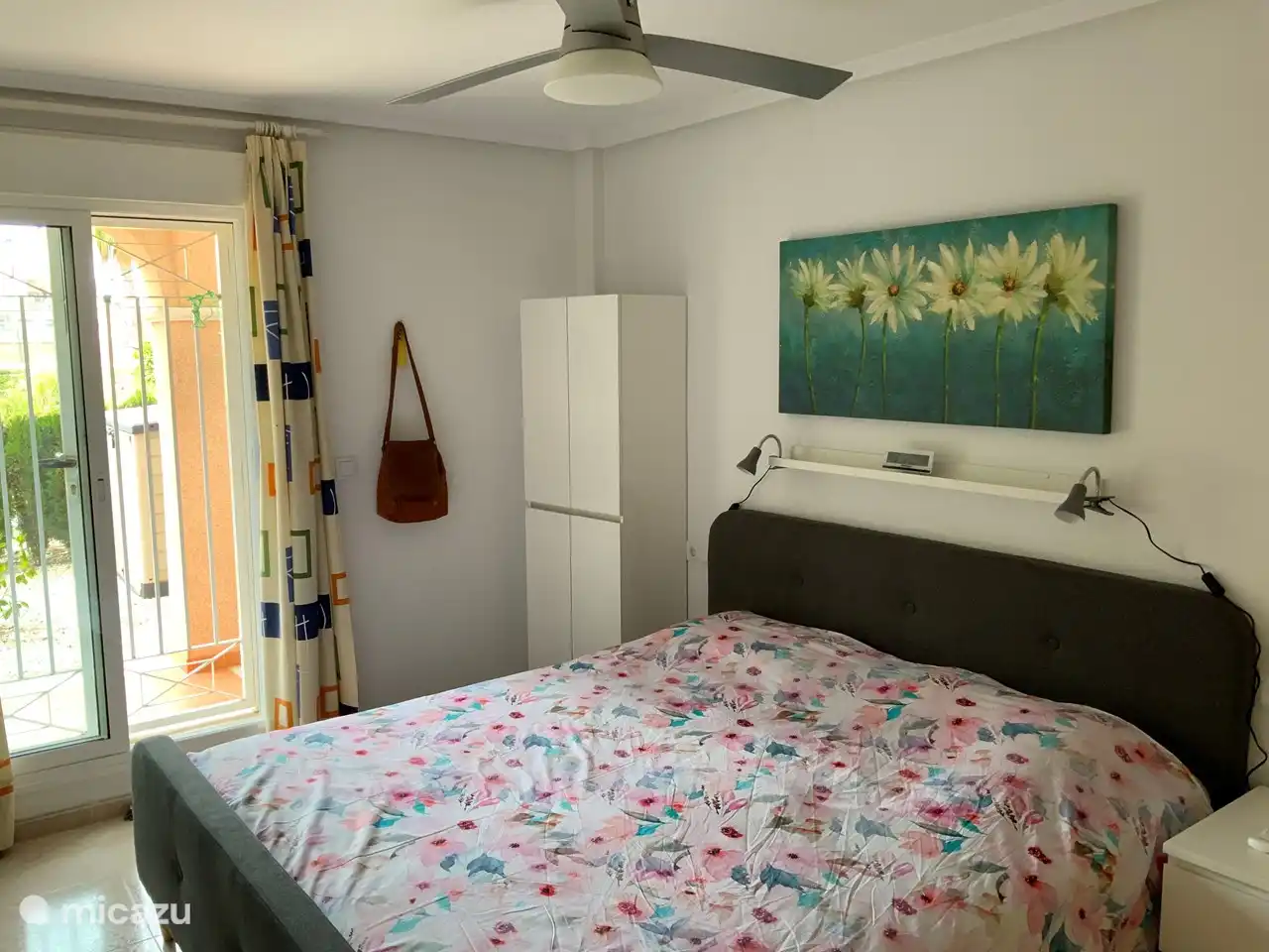 Il s'agit de la chambre principale, avec un coffre-fort gratuit dans le placard pour ranger les documents importants. Lit 180 x 200.