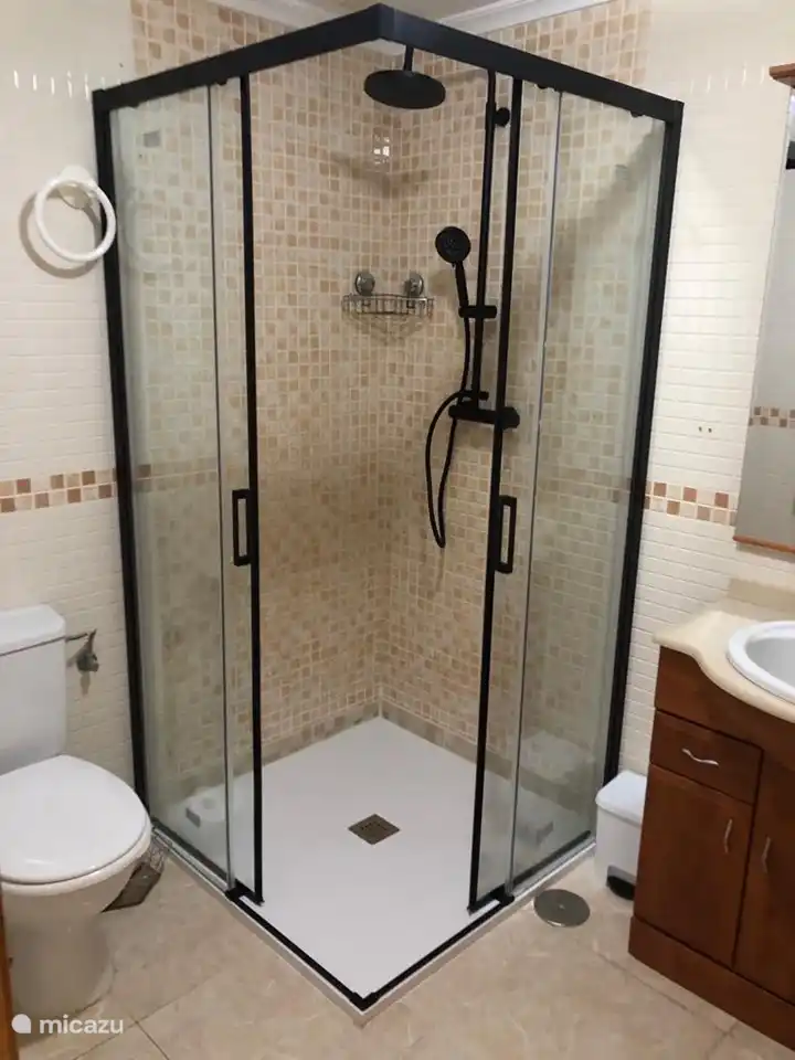 Douche spacieuse (1x1 m)