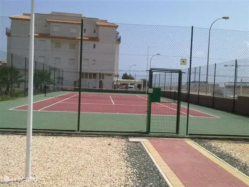 En plus d'une cage de football séparée, également un court de tennis. Les spectateurs peuvent regarder le match tout en sirotant un verre sur la terrasse du café du coin.