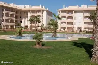 Deux des six bâtiments avec piscine et terrain de tennis et de sport, particulièrement illuminés dans un conte de fées la nuit.