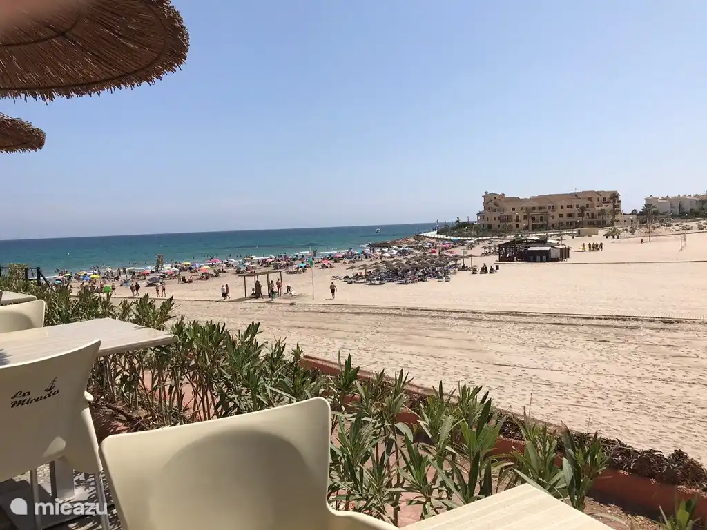 Une vue du restaurant sur la plage