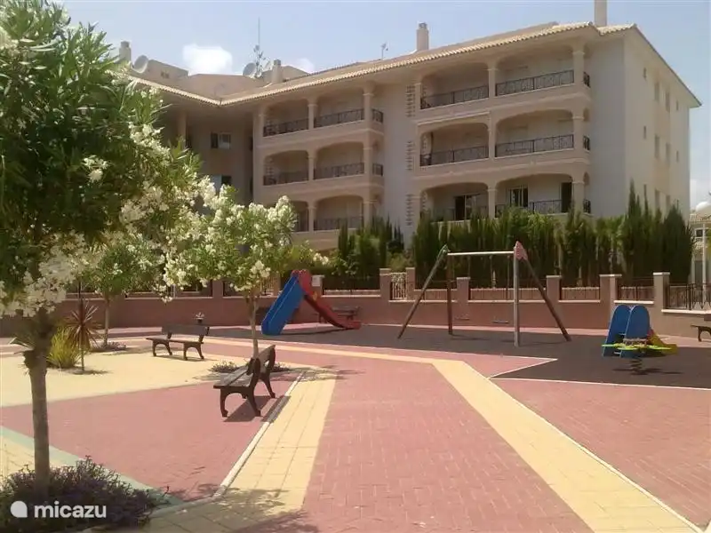 Non seulement une piscine pour enfants, mais aussi des équipements de jeux avec un coin salon pour les parents.