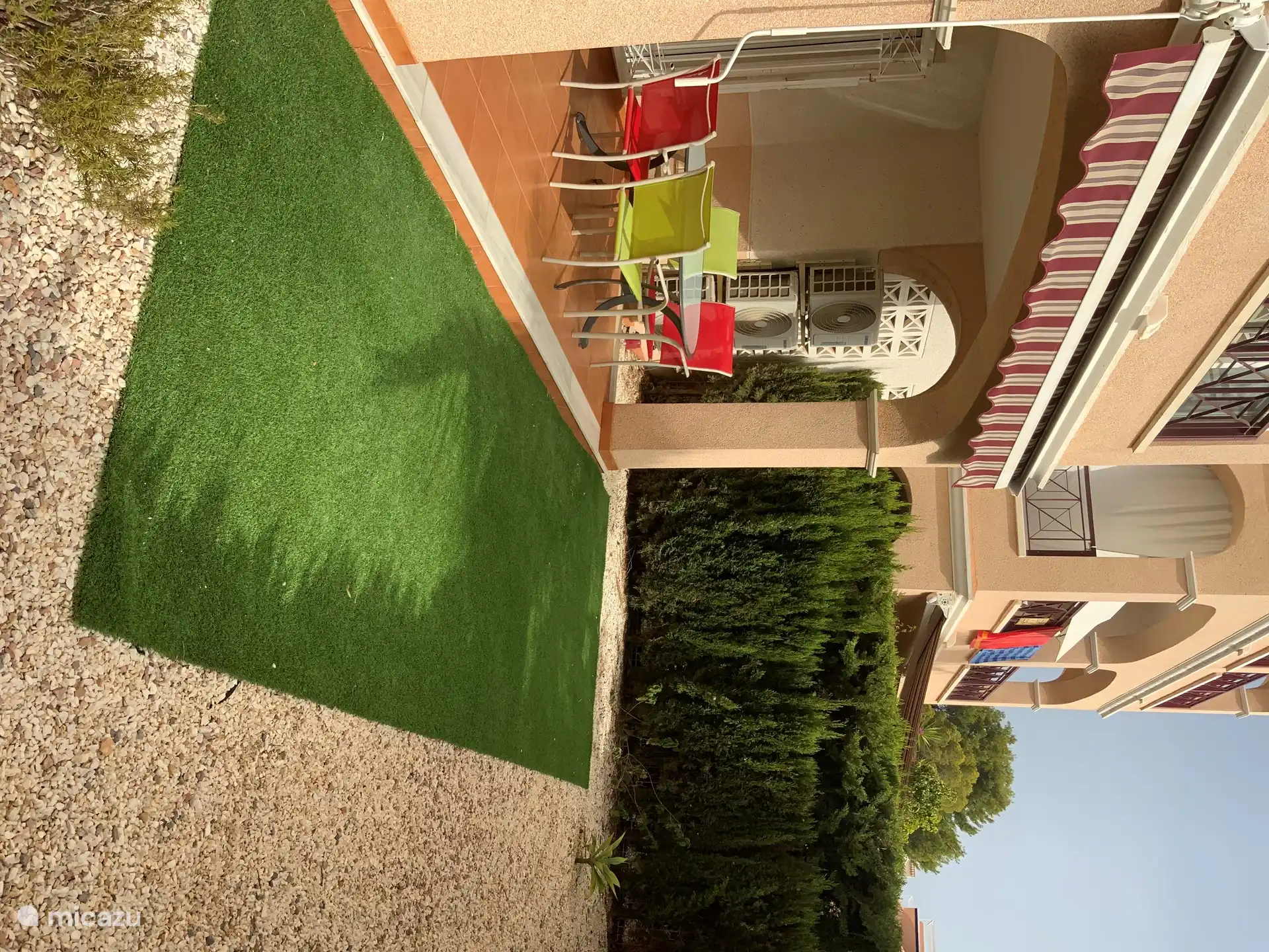 Après 12 heures, la terrasse est partiellement ensoleillée.